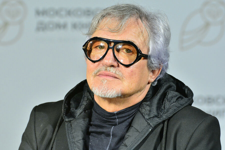 Телеведущий Дибров после слухов о ДТП заявил, что находится на съемках