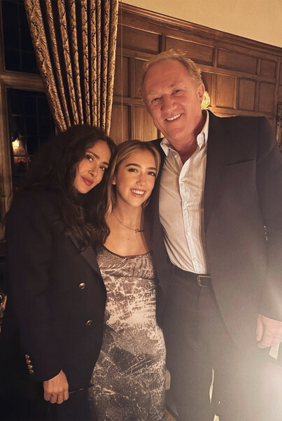 Актриса Сальма Хайек опубликовала редкие фото с мужем и дочерью