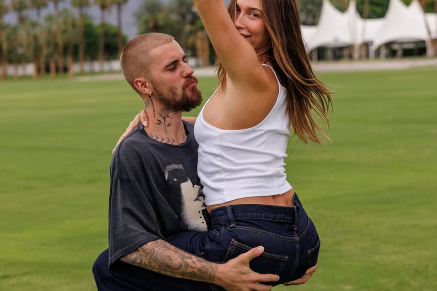 Жена певца Бибера Хейли снялась в майке и спровоцировала слухи о беременности