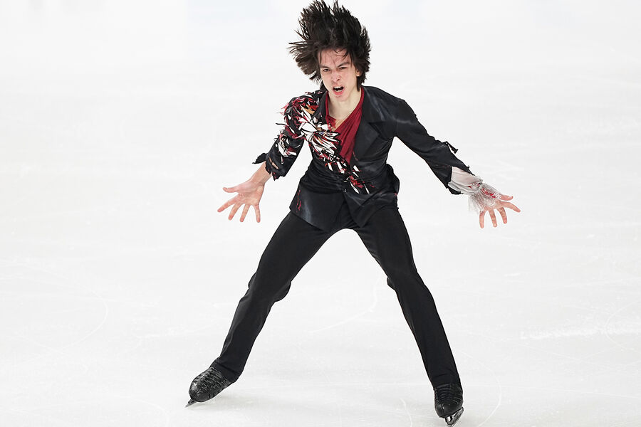 Фигурист Гуменник получил в Китае приз за самые длинные волосы