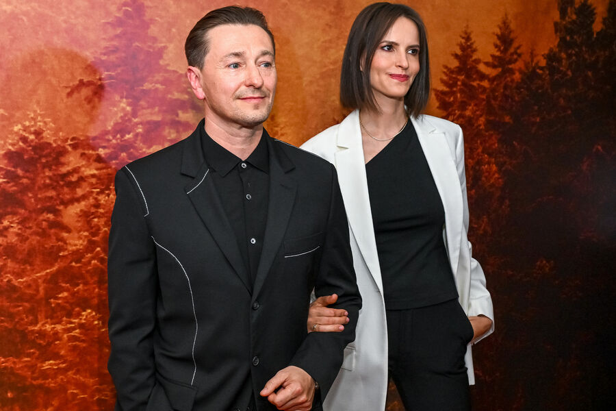 Актер Сергей Безруков появился на красной дорожке с женой