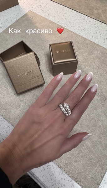 Певица Анна Семенович показала кольцо за 1150 тысяч рублей