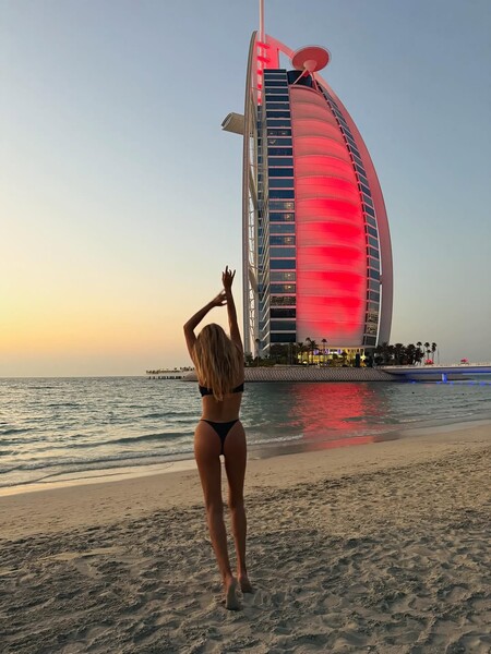 Модель Виктория Лопырева опубликовала фото в бикини