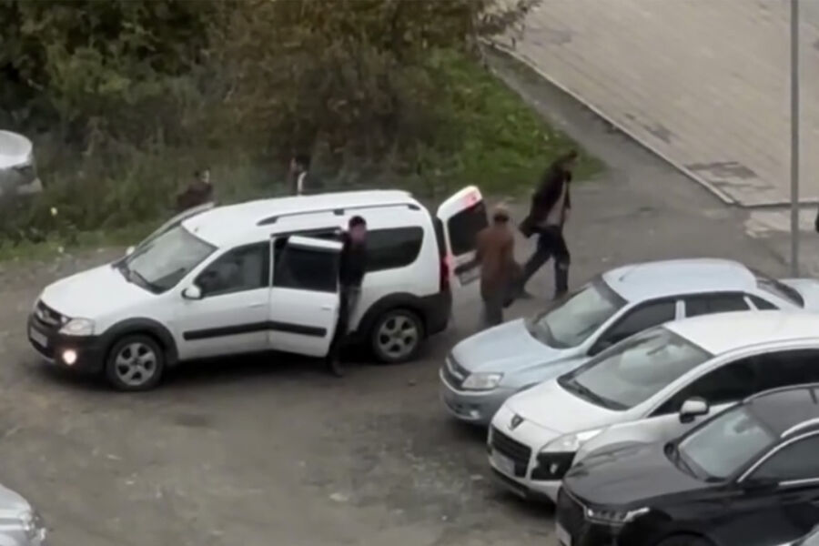 В Москве на видео сняли, как 11 строителей передвигались в авто Lada Largus