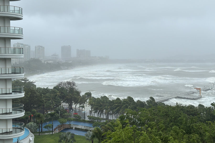 Xinhua: тайфун Матмо привел к затоплению улиц в городе Вэньчан на Хайнане