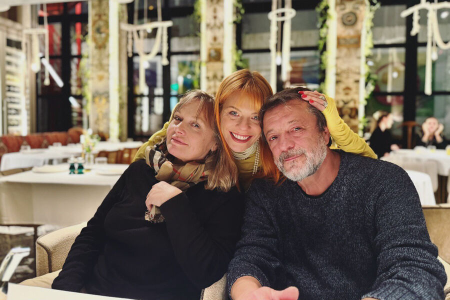 Певица Анастасия Стоцкая опубликовала редкое фото с родителями