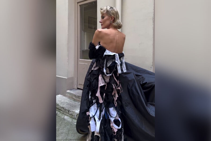 Режиссер Рената Литвинова снялась в платье из бюстгальтеров