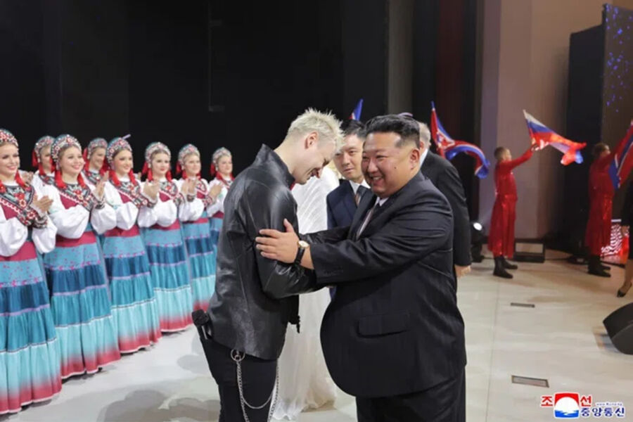 Лидер КНДР Ким Чен Ын обнял Shaman на сцене в Пхеньяне