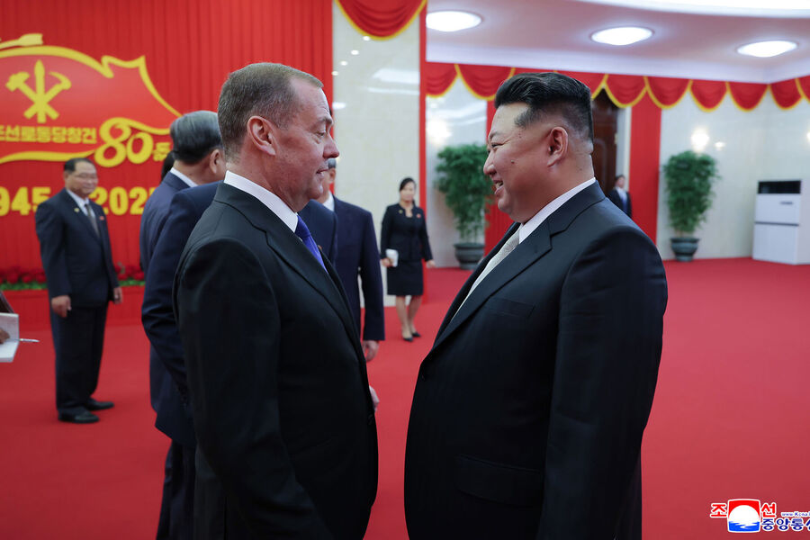 Медведев в Пхеньяне передал Ким Чен Ыну письмо Ким Ир Сена Сталину