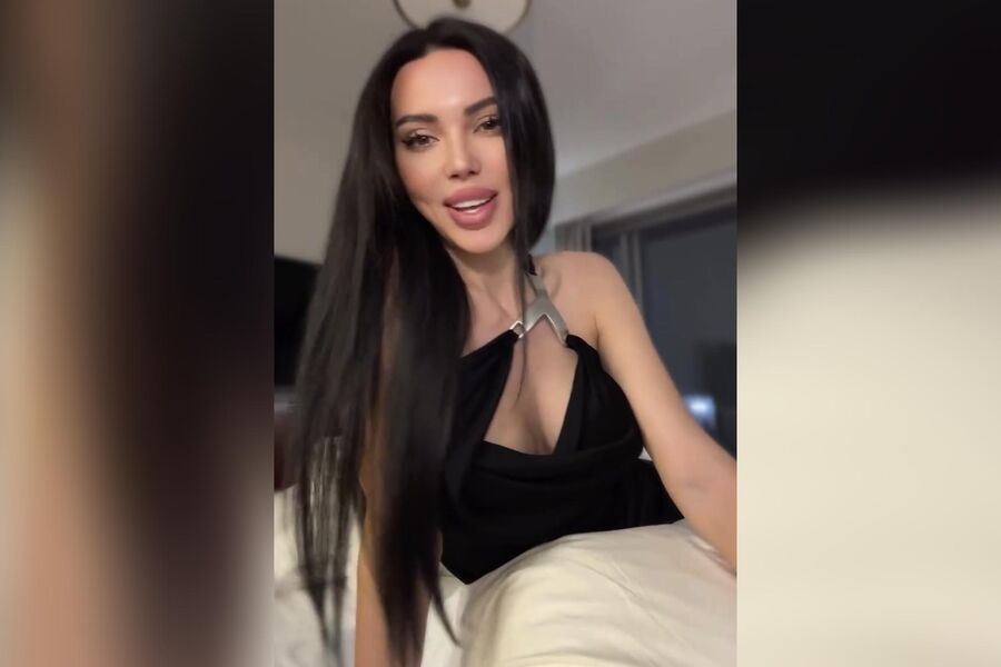 Бизнесвумен Оксана Самойлова в боди с разрезами снялась на кровати