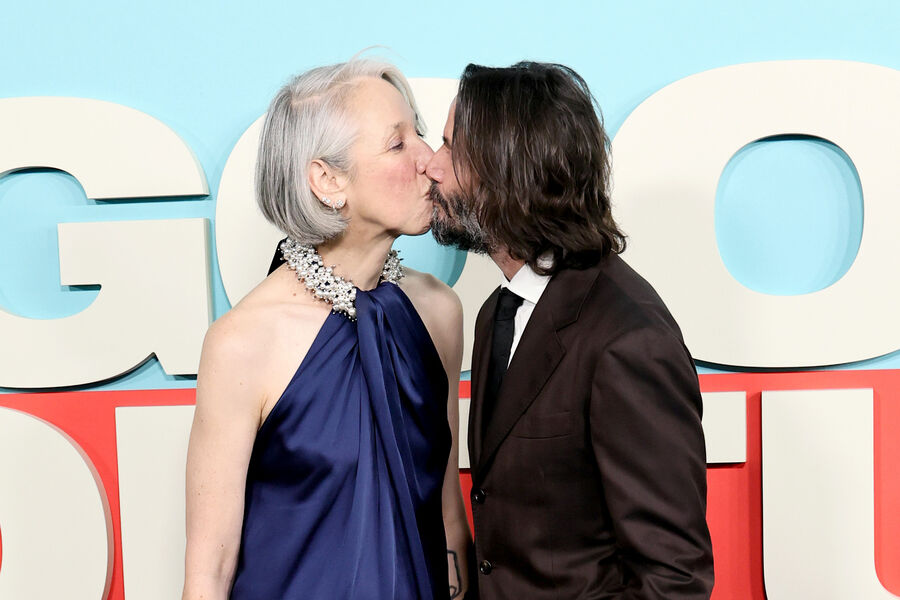 Актер Киану Ривз поцеловал возлюбленную Александру перед фотографами