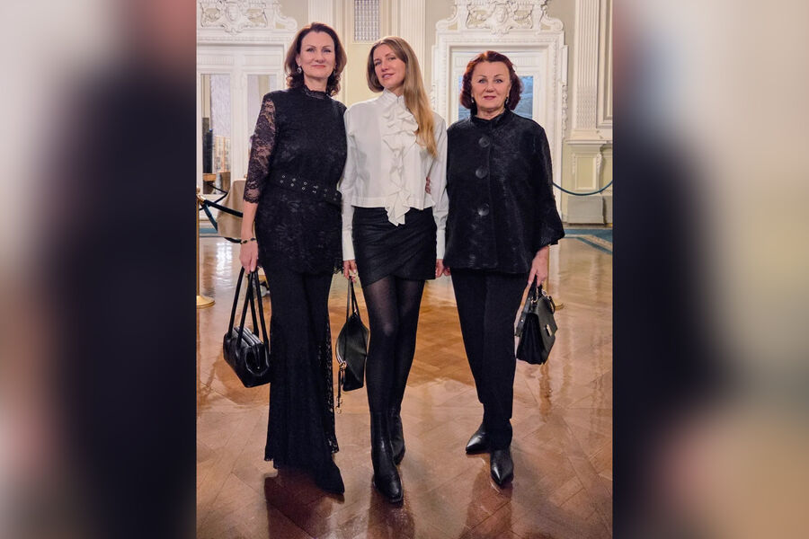 Жена лидера группы «Звери» Романа Билыка опубликовала фото с матерью и сестрой