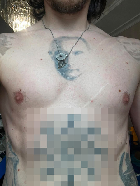 Артист Сергей Полунин ответил Зеленскому набитым на торсе портретом Путина