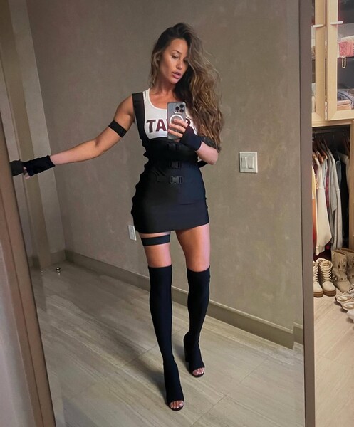 Телеведущая Анна Кастерова снялась в ультракоротком платье