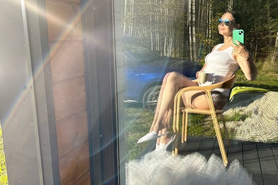 Актриса Ирина Безрукова показала себя в коротких домашних шортах и майке