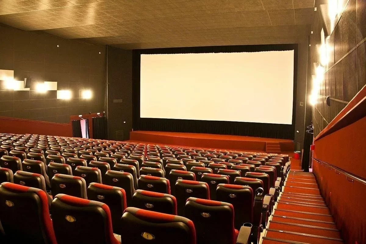 Почти 50% опрошенных россиян тратят 300 рублей на попкорн и чипсы к кино