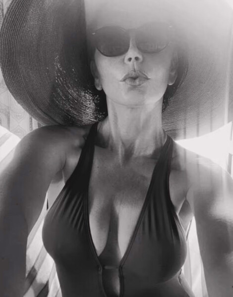 Актриса Кэтрин Зета-Джонс снялась в купальнике с декольте