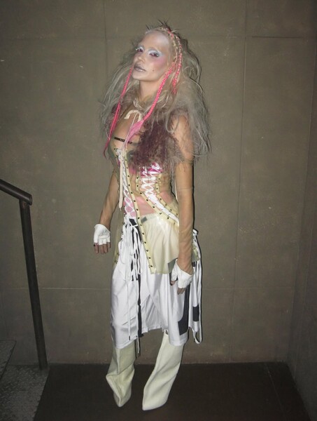 Певица Глюкоза снялась в полупрозрачном корсете с белой краской на лице