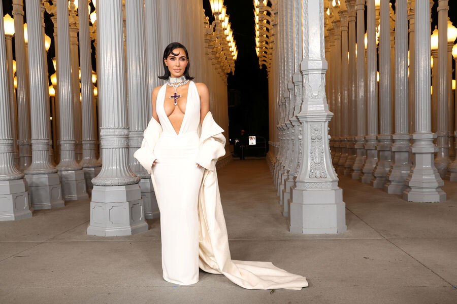 Модель Ким Кардашьян засняли в мини-платье с золотым корсетом