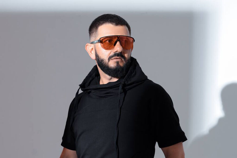 Шоумен Галустян заявил, что раз в неделю отправляет дочерям деньги