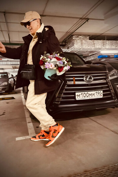 Александр Буйнов сфотографировался на фоне внедорожника, которым сбил пенсионерку