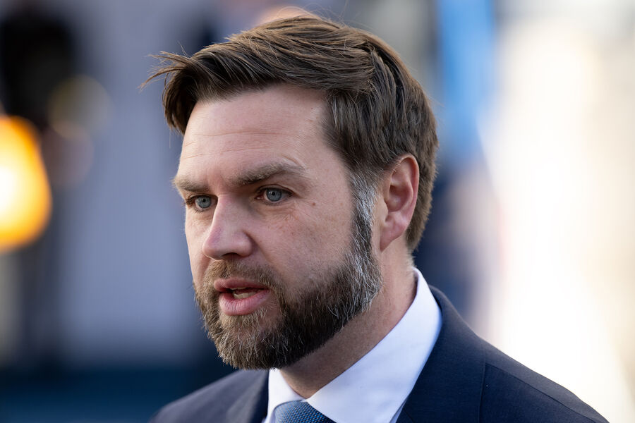 Вэнс: во время перелетов Трамп будит журналистов, чтобы они не спали