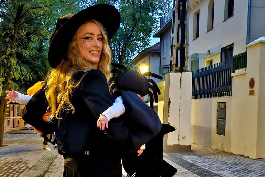 Актриса Эмбер Херд опубликовала фото с детьми на Хэллоуин