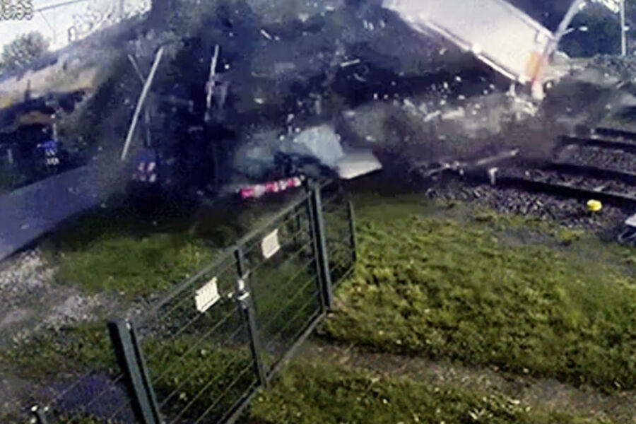 В Нидерландах поезд разорвал фуру с фруктами и попал на видео