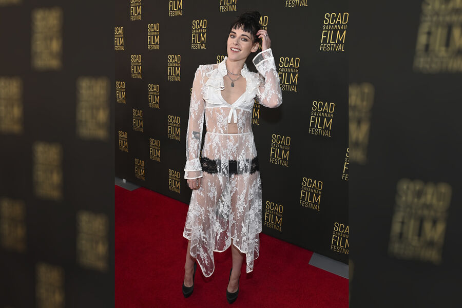 Актриса Кристен Стюарт вышла в свет в полупрозрачном платье и кружевных трусах