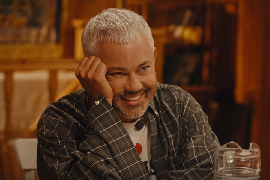 Стилист Александр Рогов назвал сочетание темно-синего с шоколадным трендом осени