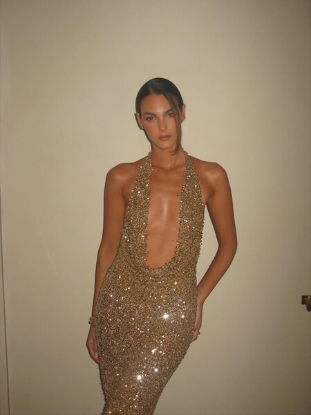 Девушка актера Ди Каприо Виттория снялась в платье с декольте до пупка