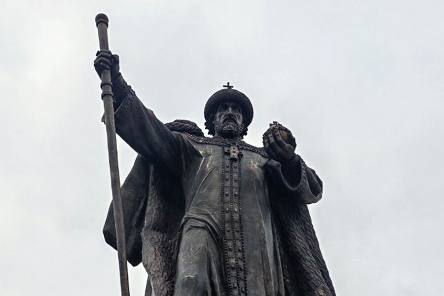 Девятиметровый памятник Ивану Грозному установлен в центре Вологды