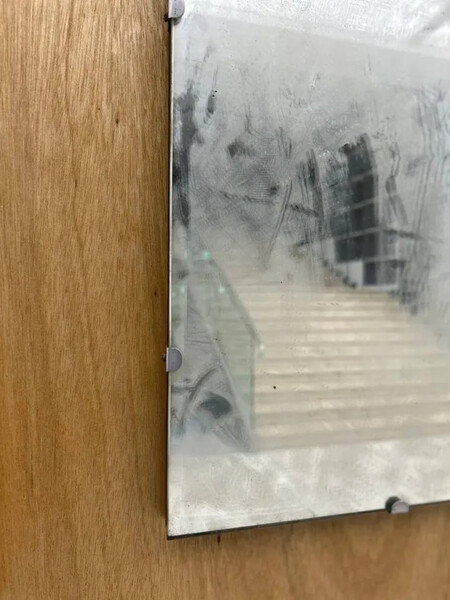 Уборщик испортил музейный экспонат, протерев его от пыли туалетной бумагой