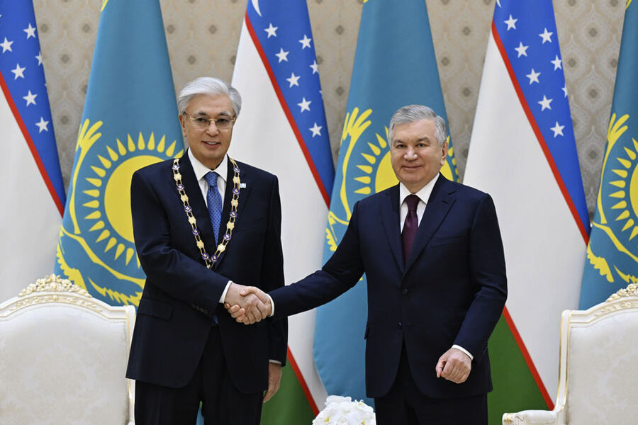 Мирзиёев вручил Токаеву высшую госнаграду Узбекистана