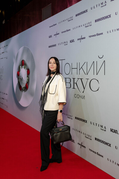 Актриса Алика Смехова вышла на публику в топе с розой