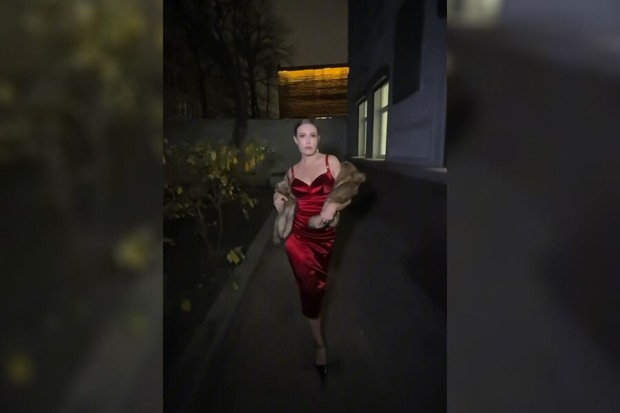 Журналистка Ксения Собчак снялась в атласном платье с глубоким декольте