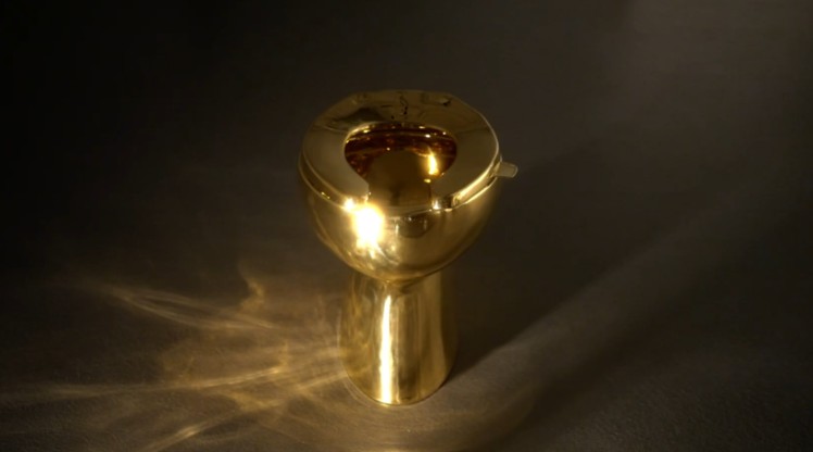 Золотой унитаз "Америка" купили на аукционе за $12,1 млн