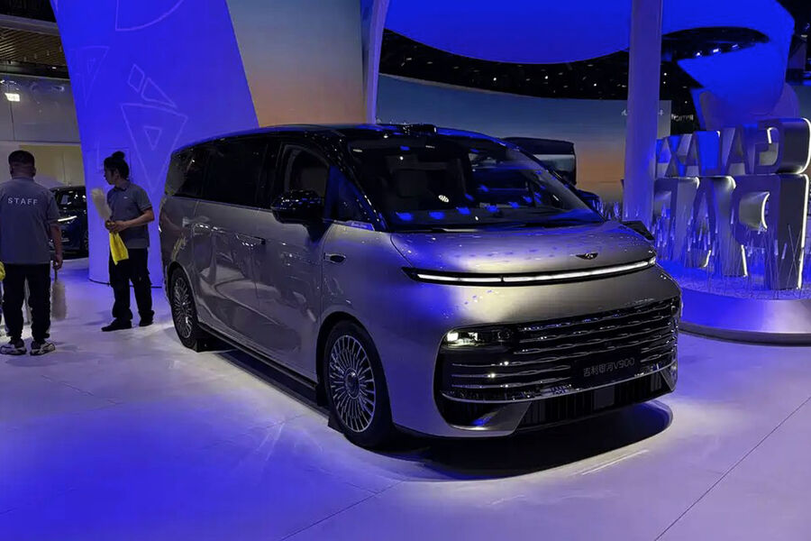 В Китае представили премиальный гибридный минивэн Geely Galaxy V900