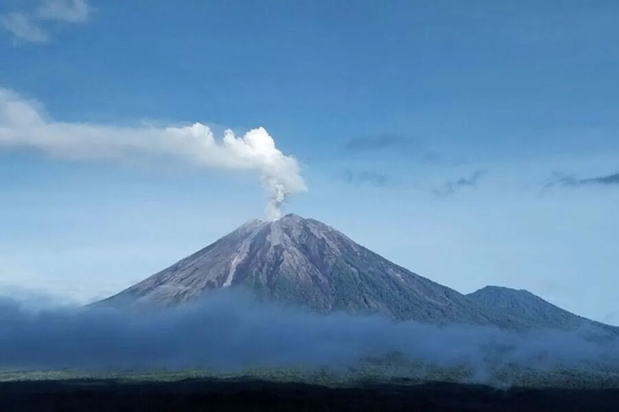 В Эфиопии местных жителей напугало извержение древнего вулкана