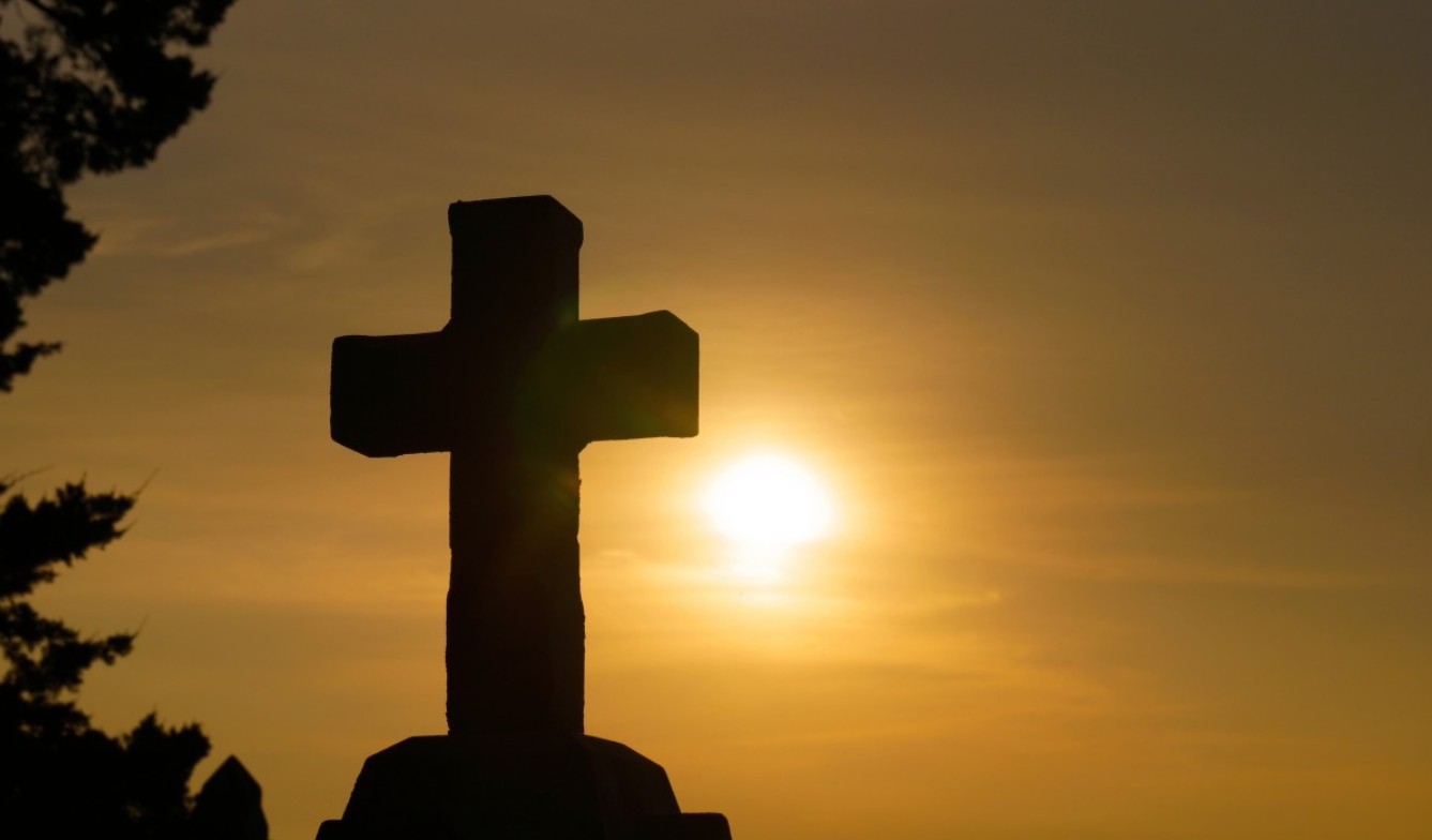 Иностранные обеспеченные путешественники все чаще выбирают экскурсии по старинным кладбищам России