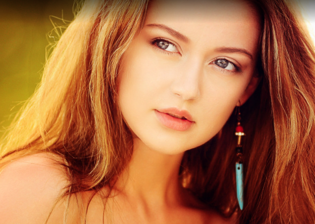 Частое применение фена сильно повреждает волосы и приводит к проблемам кожи головы