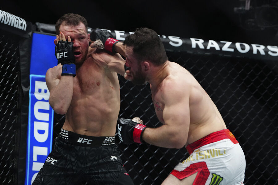 Двалишвили отправили в больницу после проигрыша чемпиону UFC Яну