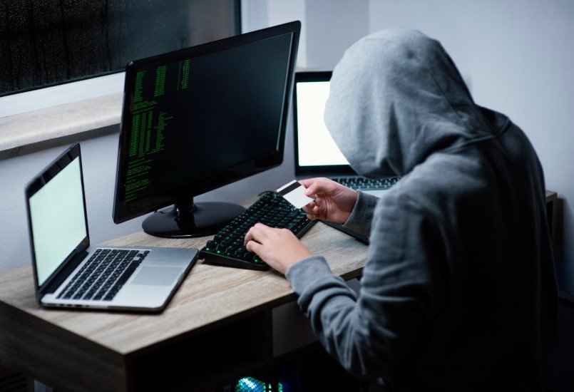 Мошенники обманули пенсионерку в Москве на десятки миллионов рублей