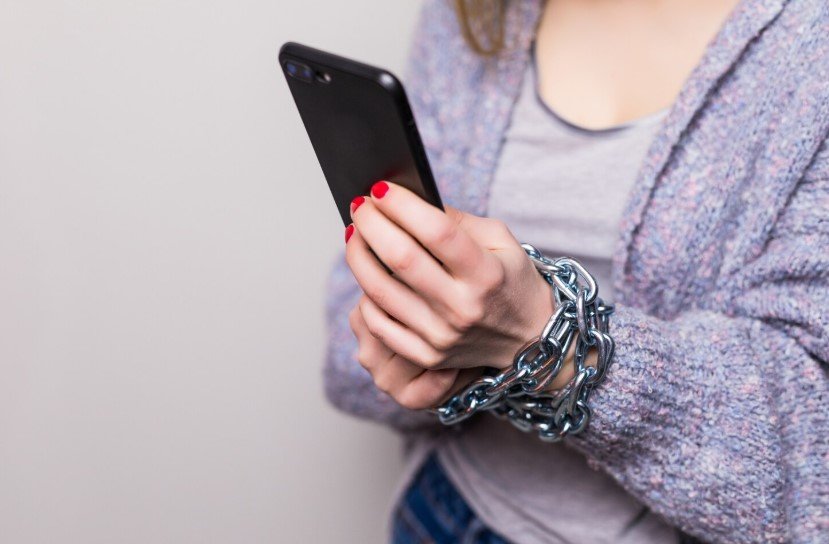 Мошенница из Великобритании выдавая себя за врача, обманула сотню женщин