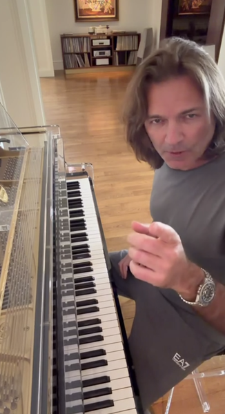 Певец Дмитрий Маликов сыграл музыку из мема «Филяй, филяй»