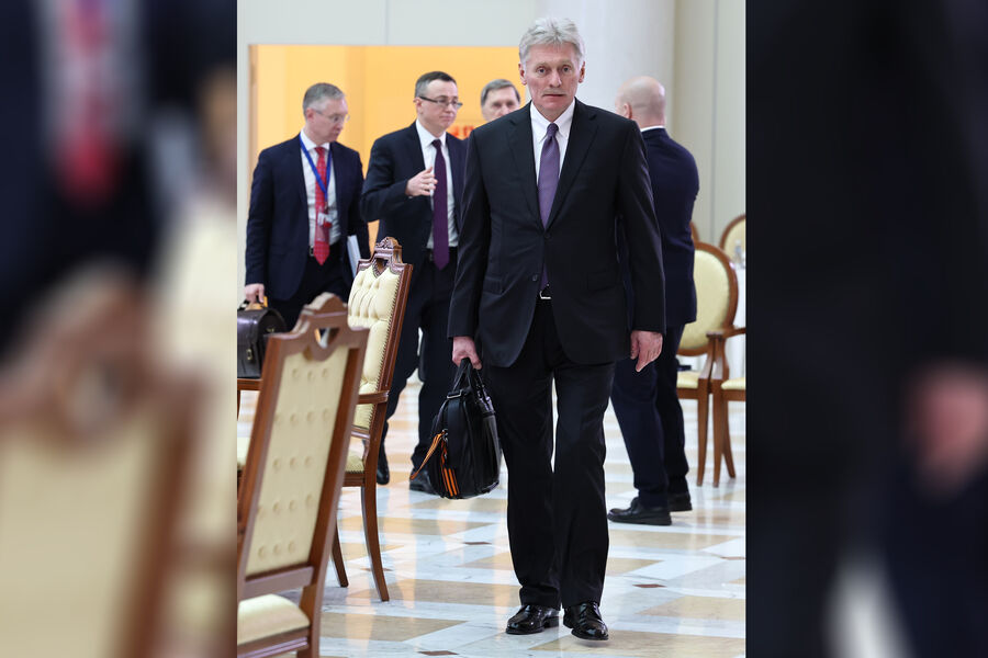 Песков пошутил, что за десятилетия работы сроднился со своим кожаным портфелем