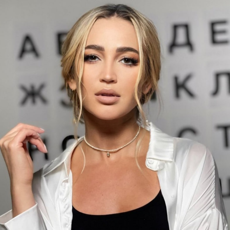 Ольга Бузова чуть не оголилась на премьере фильма из-за неожиданного комплимента Киркорова