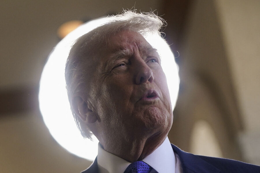 AP: Трамп необычным шагом изменил подход к переговорам по Украине