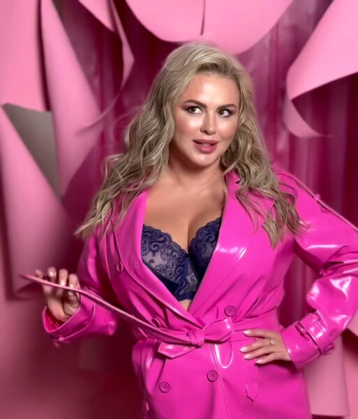 Певица Анна Семенович призналась, что ее грудь весит 10 кг