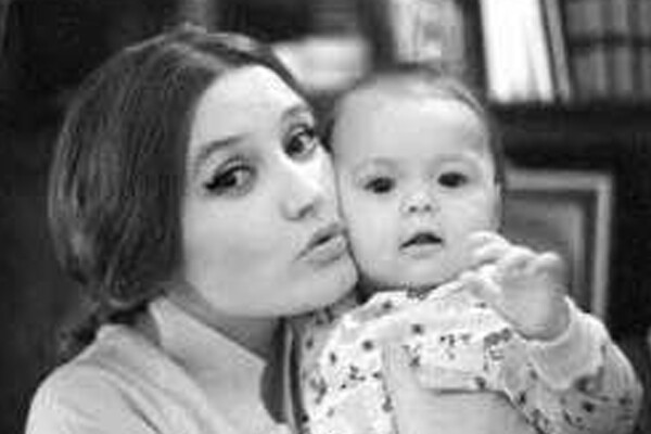 Актриса Меньшова опубликовала архивные фото с Верой Алентовой